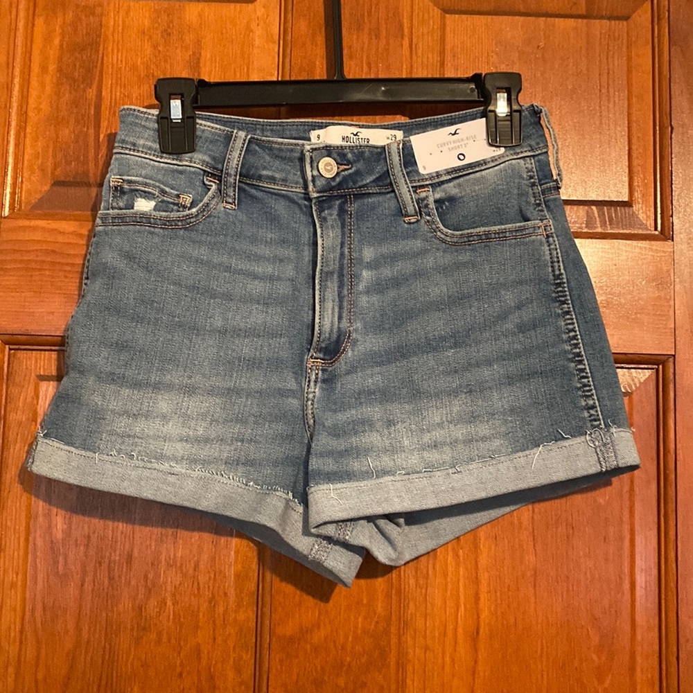 Hollister Curvy High-Rise Jean Shorts 3”